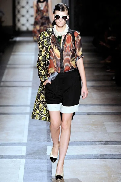 Look 10